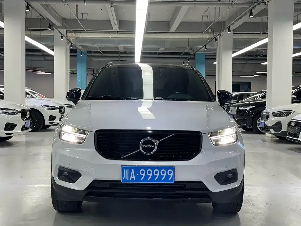 Volvo XC40 — фото 8