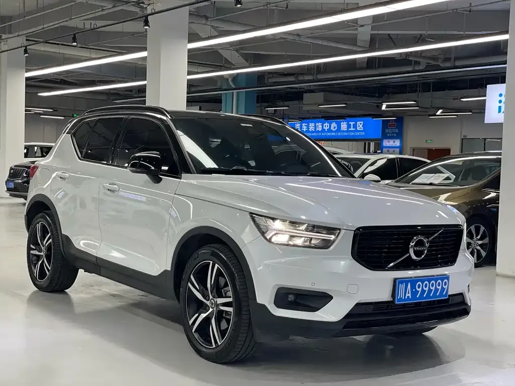 Volvo XC40 — фото 9