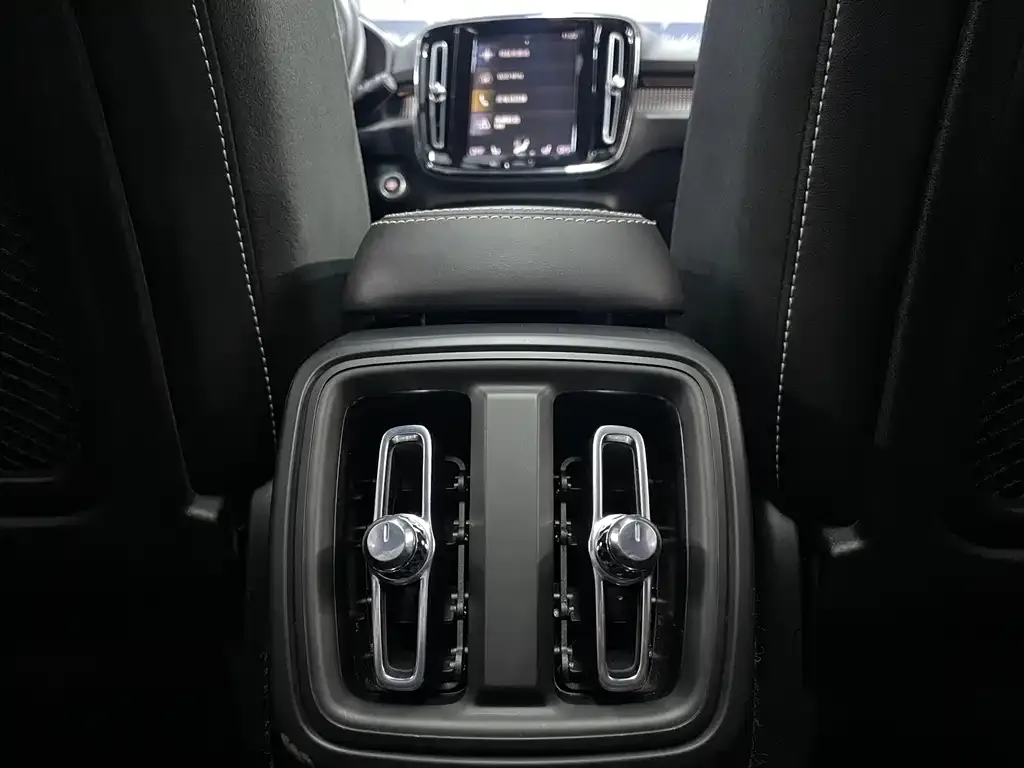 Volvo XC40 — фото 2