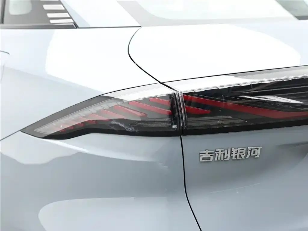 Geely Galaxy L6 — фото 3