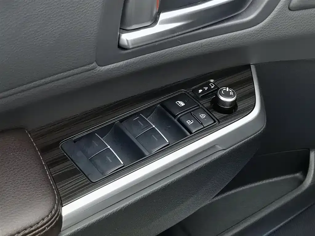 Toyota Sienna — фото 10