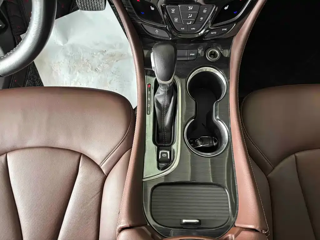 Buick Envision Plus — фото 5