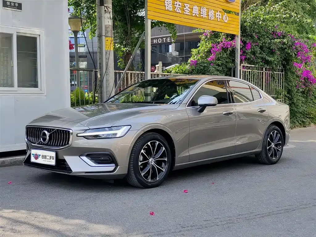 Volvo S60 — фото 1