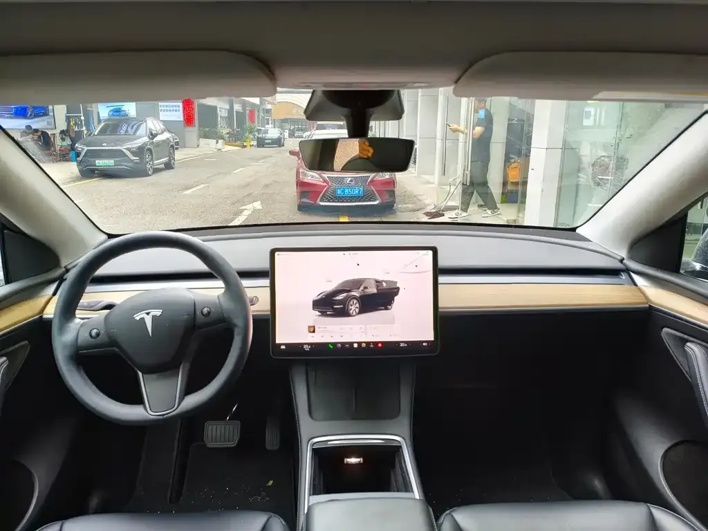 Tesla Model Y — фото 9