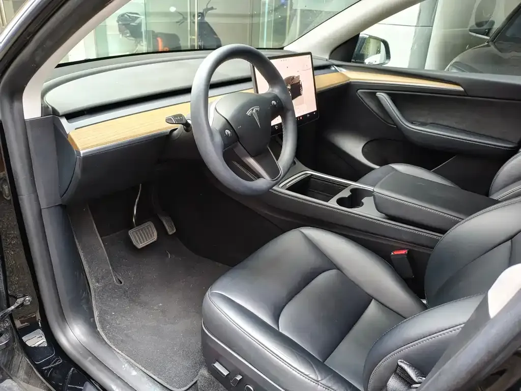 Tesla Model Y — фото 2