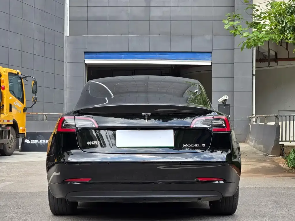 Tesla Model 3 — фото 3