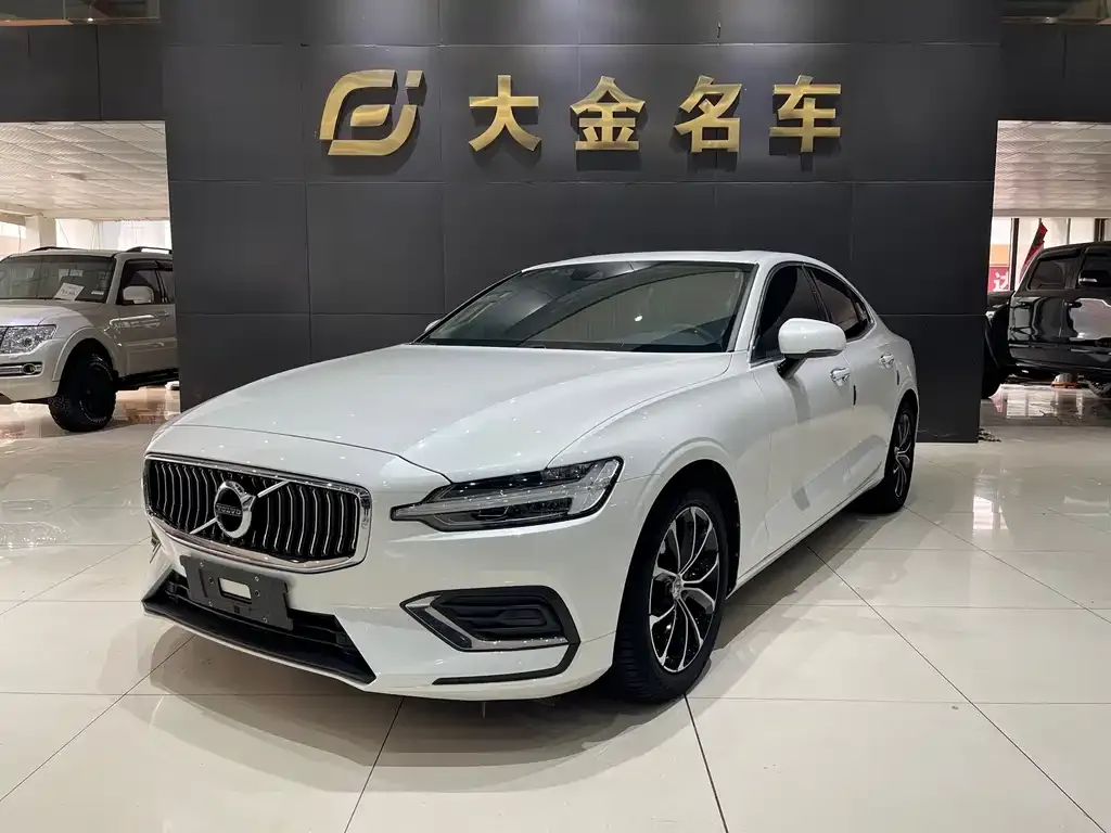 Volvo S60 — фото 1