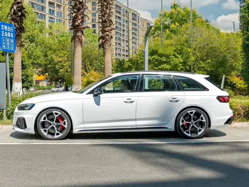 Audi RS 4 2024 из CN, фото 9