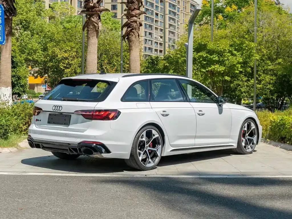 Audi RS 4 2024 из CN, фото 8