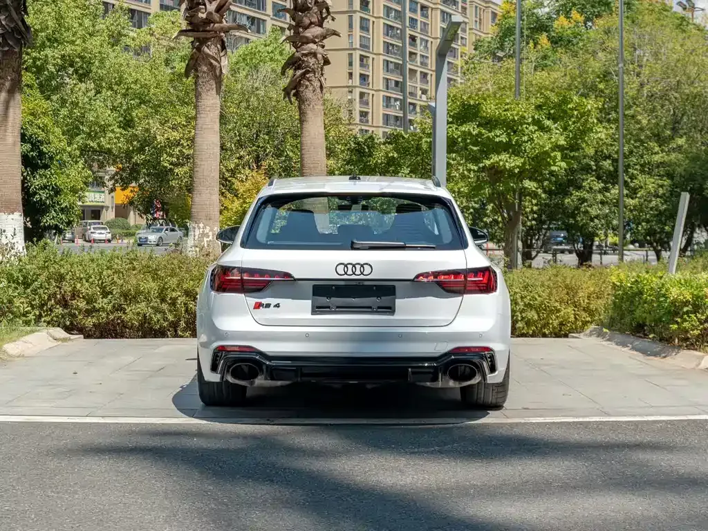 Audi RS 4 2024 из CN, фото 6
