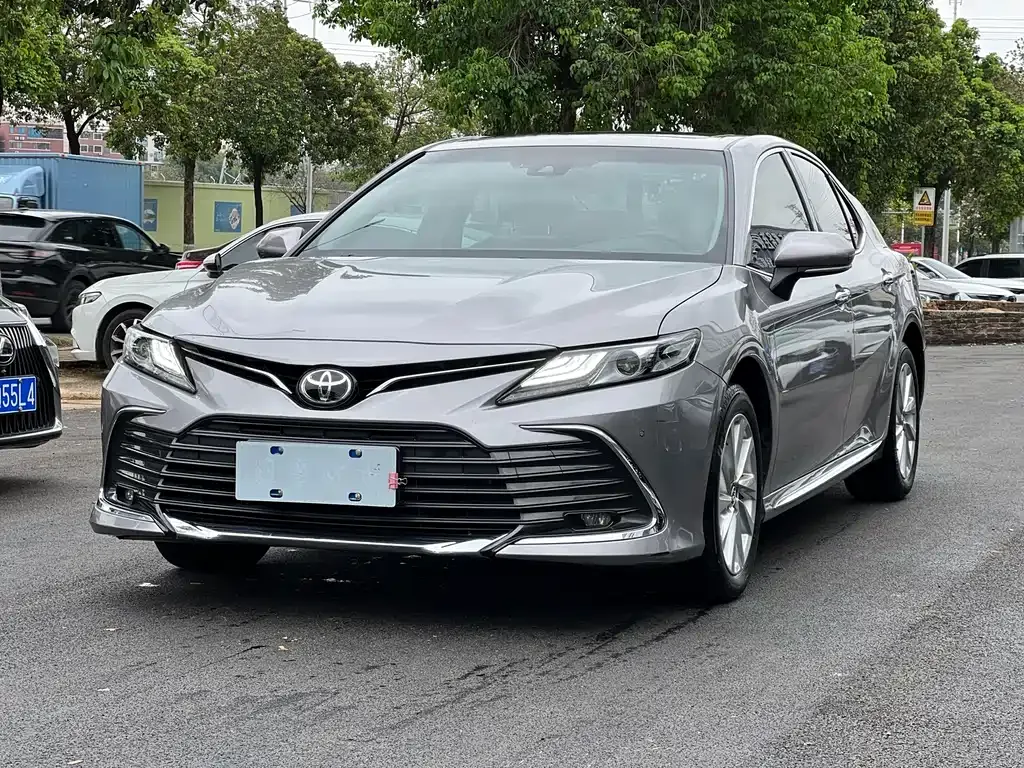 Toyota Camry — фото 1