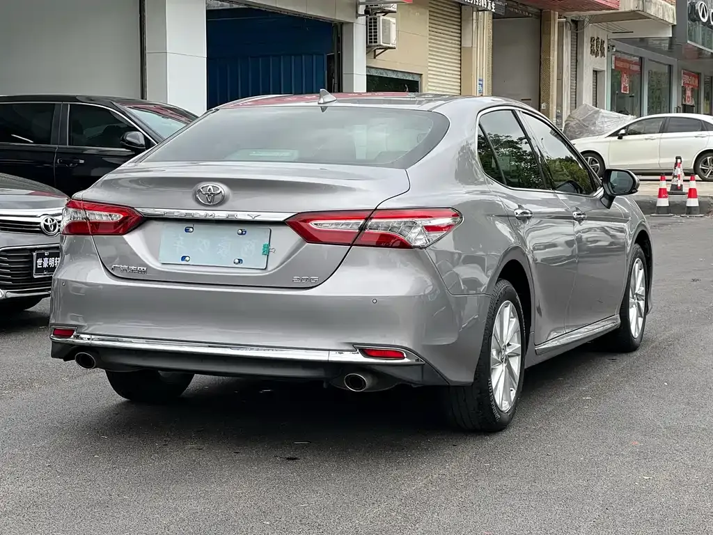 Toyota Camry — фото 4