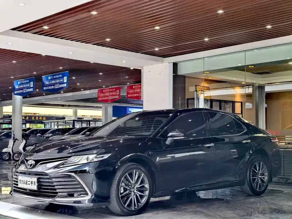 Toyota Camry — фото 1