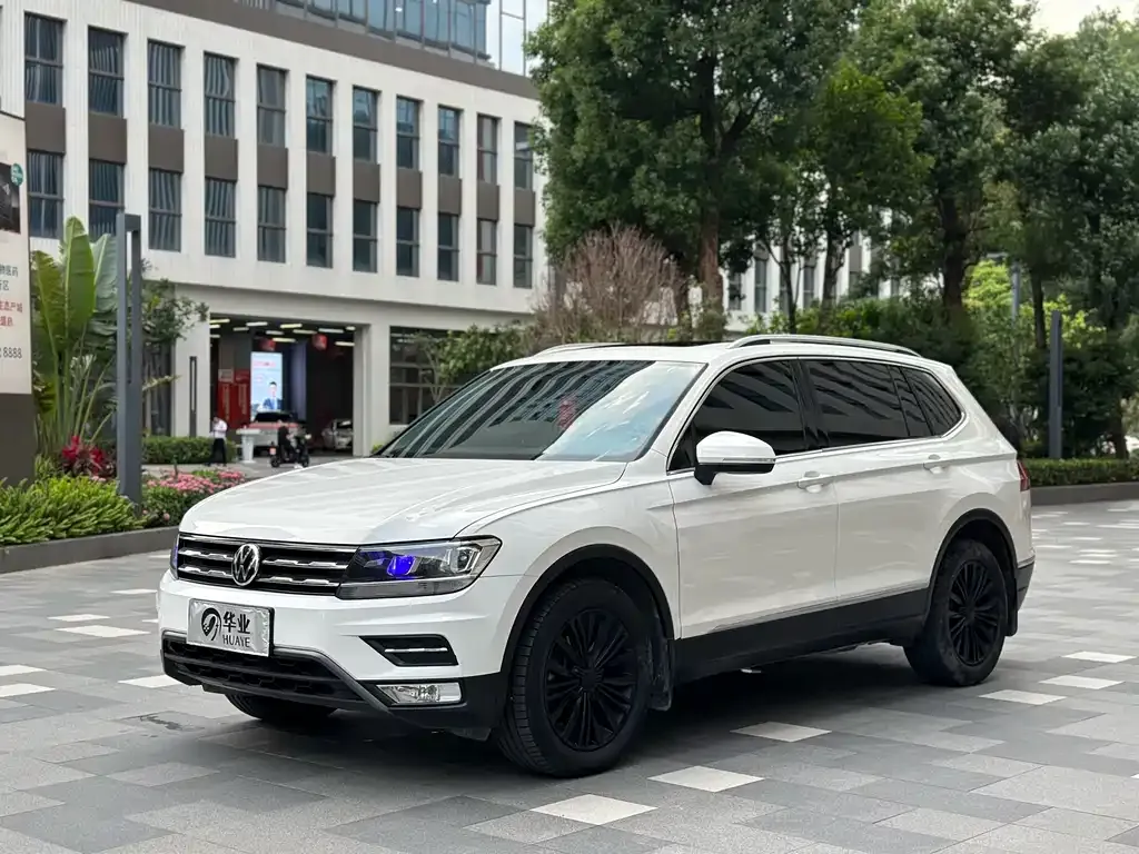 Volkswagen Tiguan L — фото 1