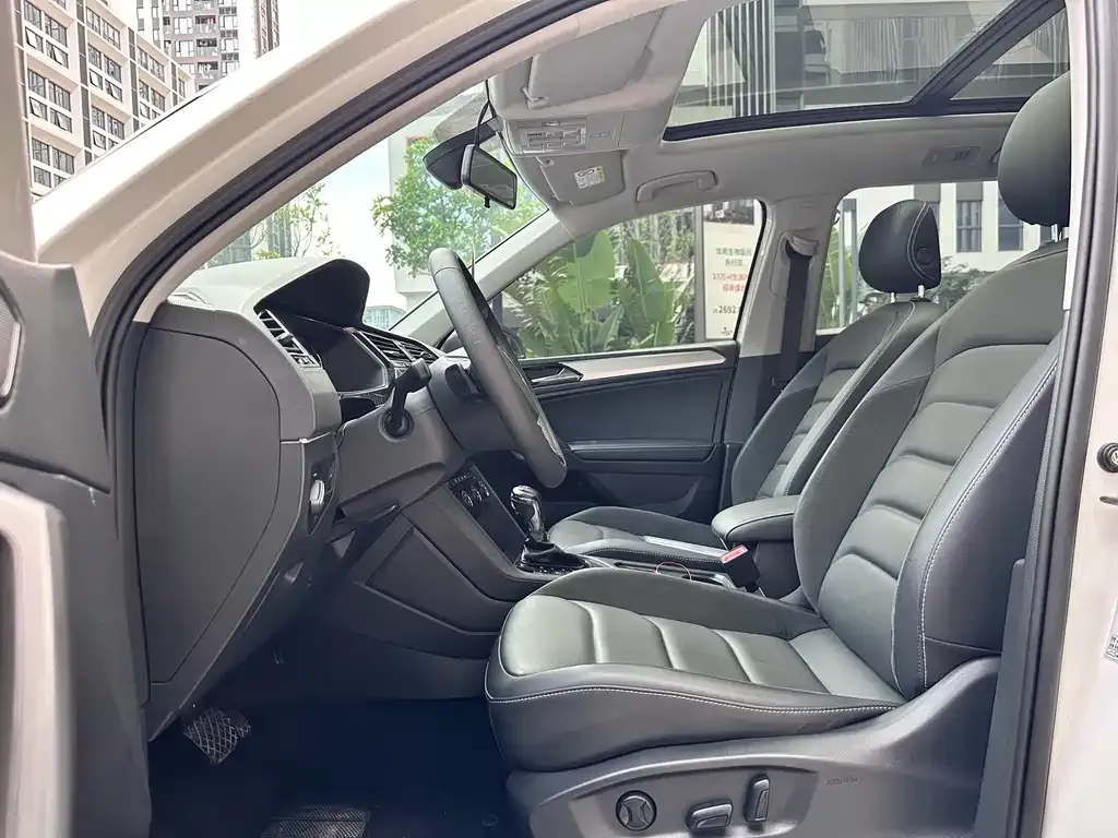 Volkswagen Tiguan L — фото 8