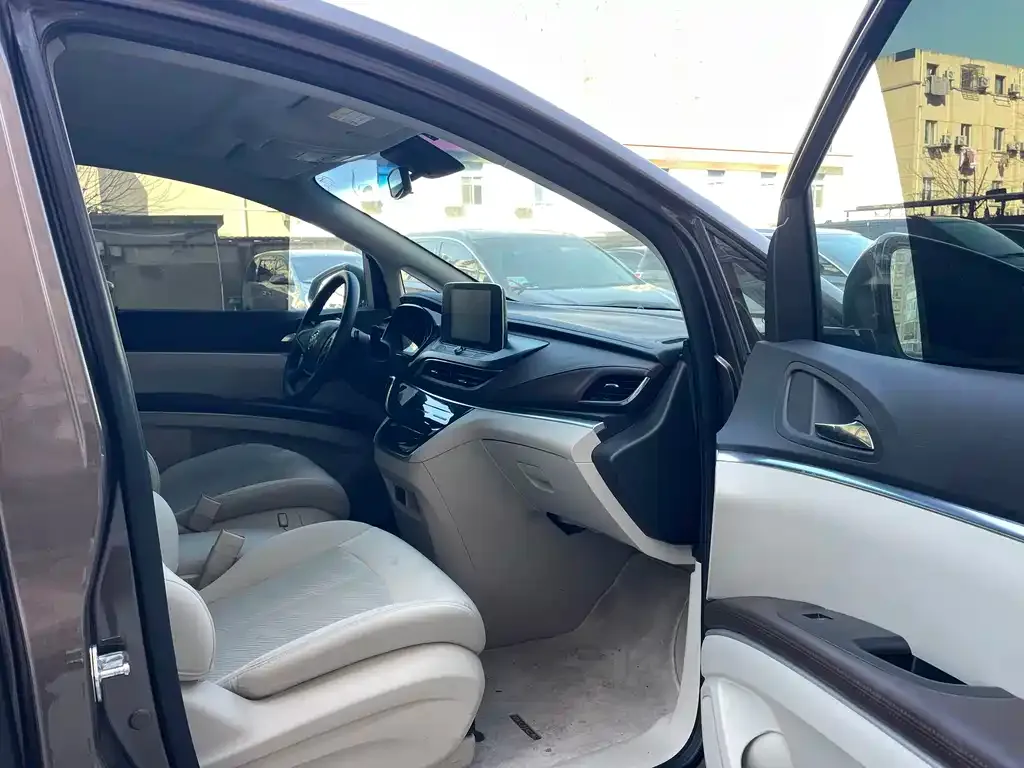Buick GL8 2023 из CN, фото 3