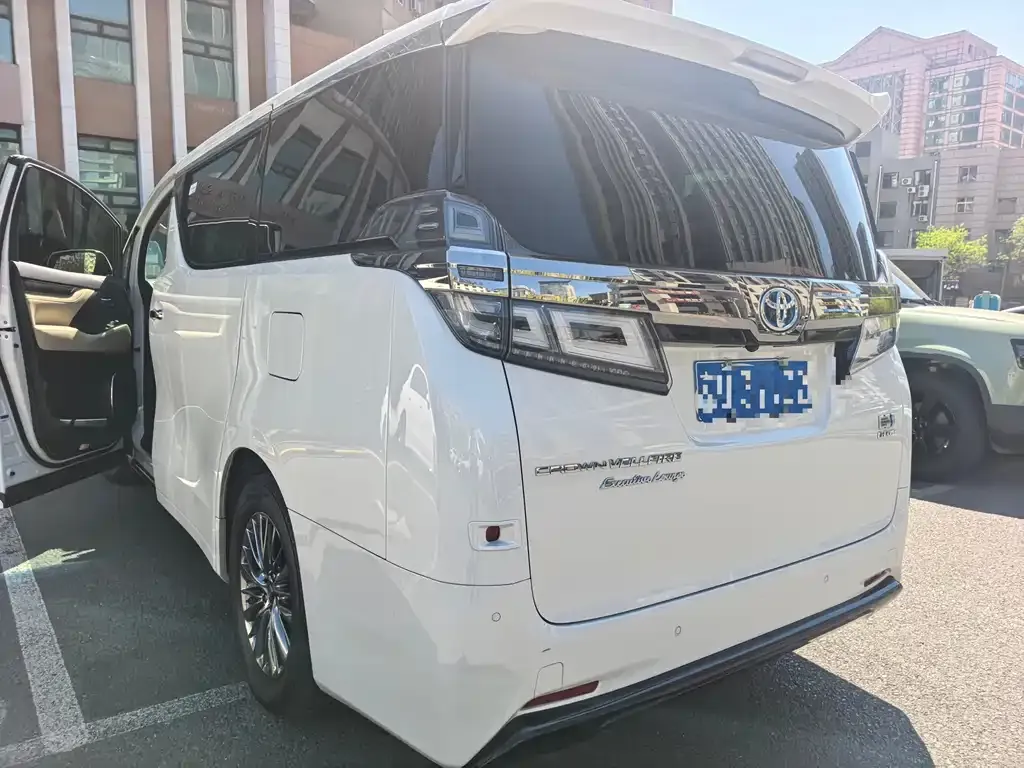 Toyota Vellfire — фото 10