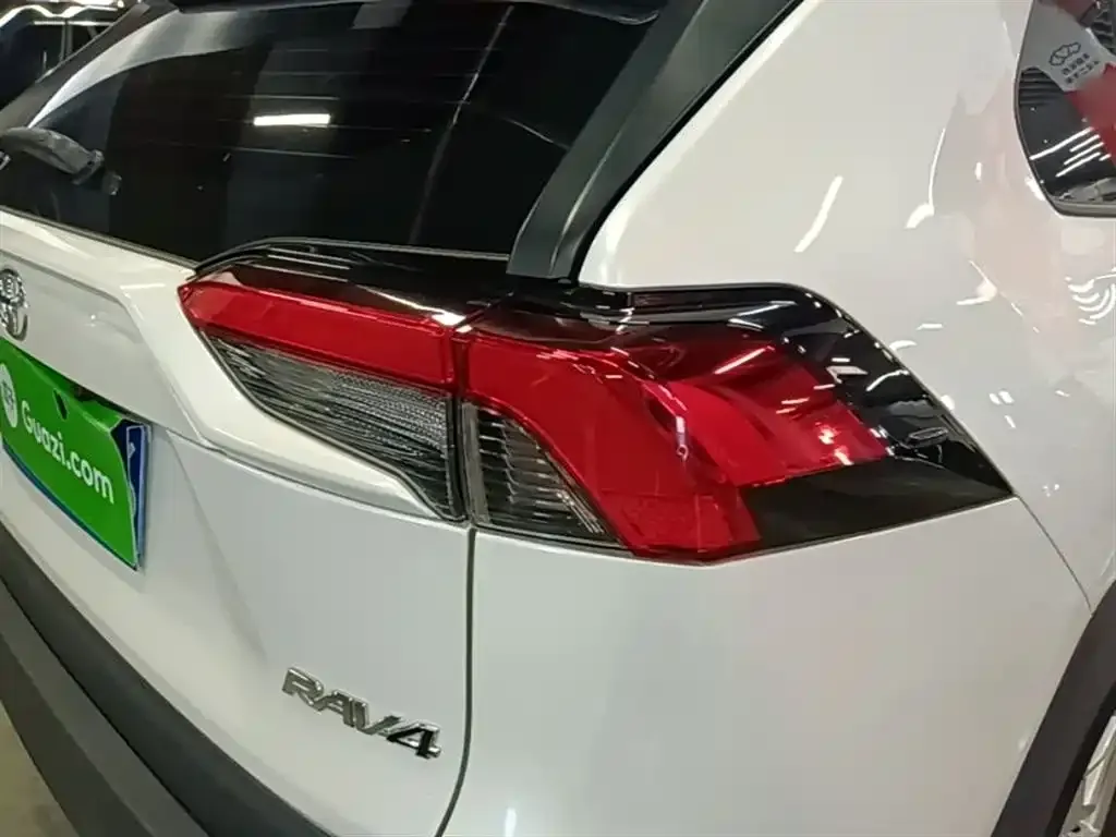 Toyota RAV4 — фото 9