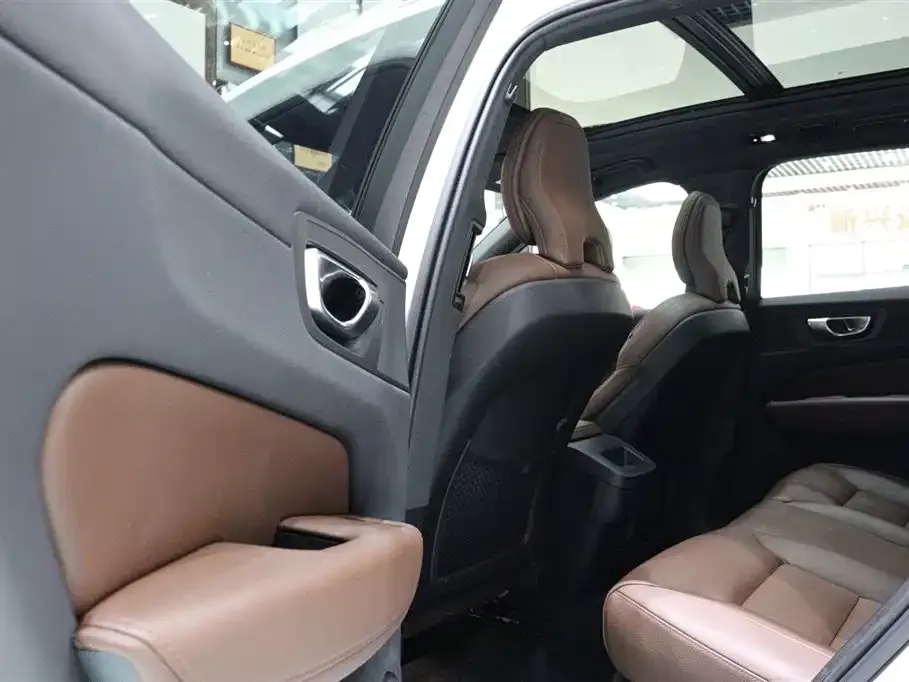 Volvo XC60 — фото 10