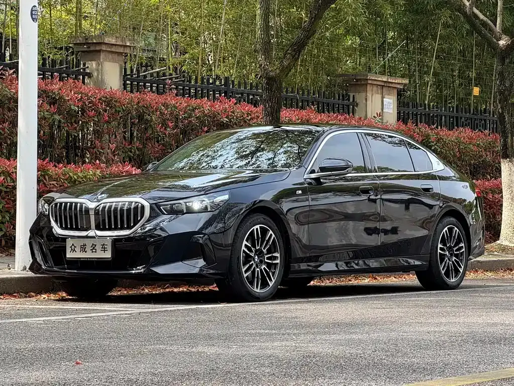 BMW 5 Series — фото 1