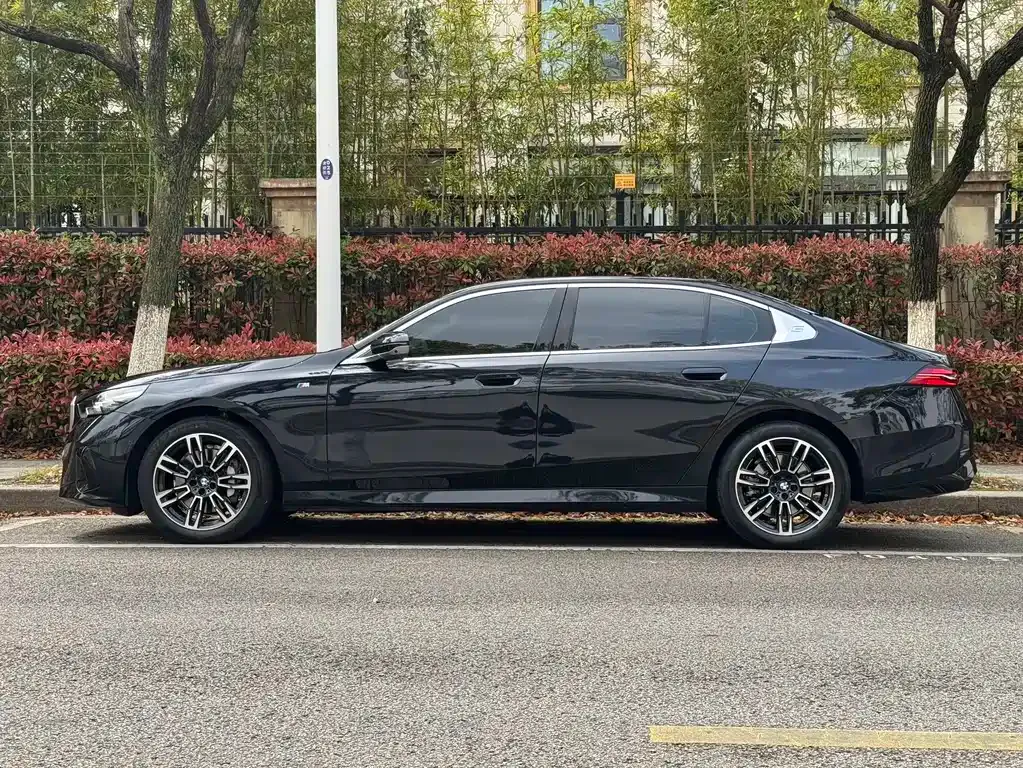 BMW 5 Series — фото 2