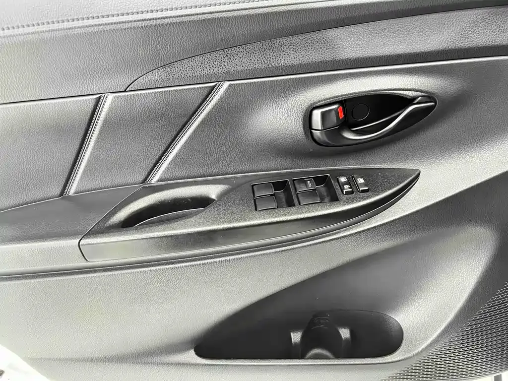 Toyota Yaris L — фото 10