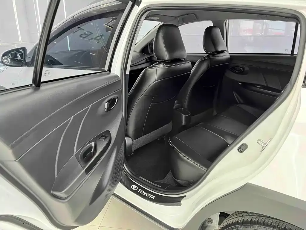 Toyota Yaris L — фото 4