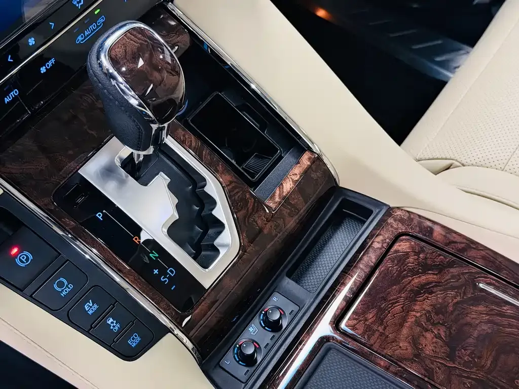 Toyota Alphard — фото 3