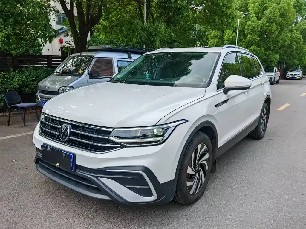 Volkswagen Tiguan L — фото 1