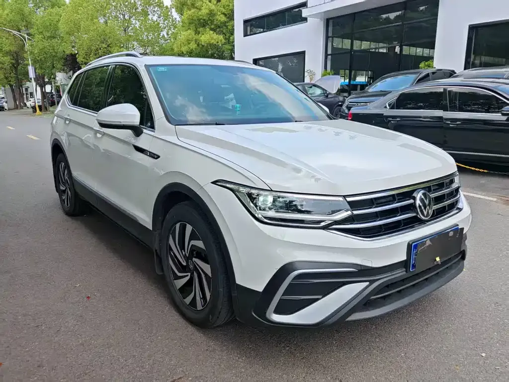 Volkswagen Tiguan L — фото 6