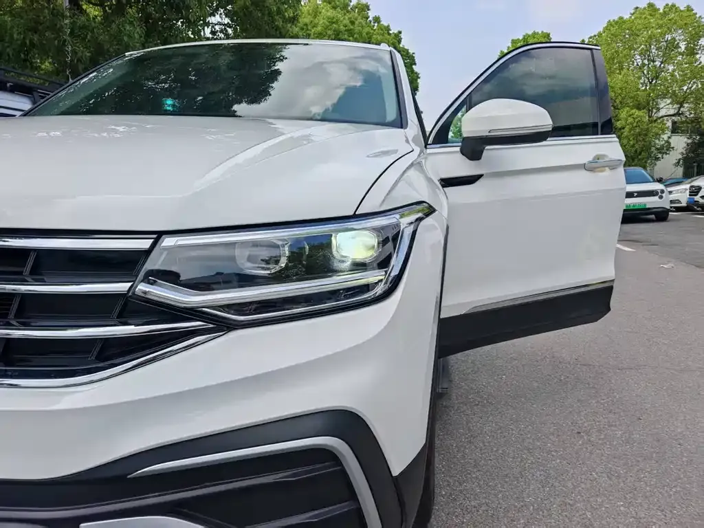 Volkswagen Tiguan L — фото 3