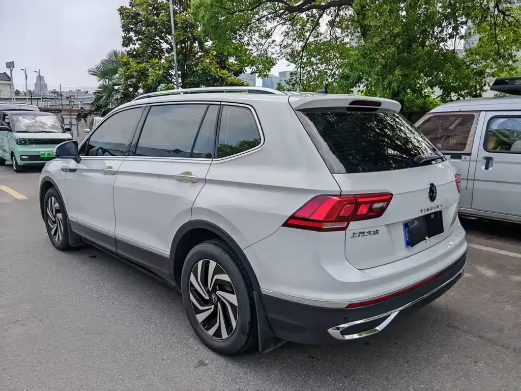 Volkswagen Tiguan L — фото 10