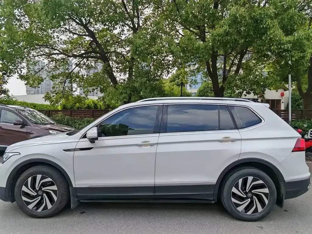 Volkswagen Tiguan L — фото 9