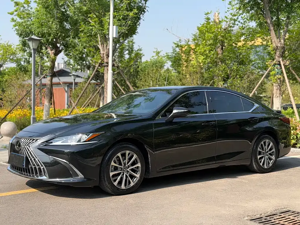 Lexus ES — фото 1
