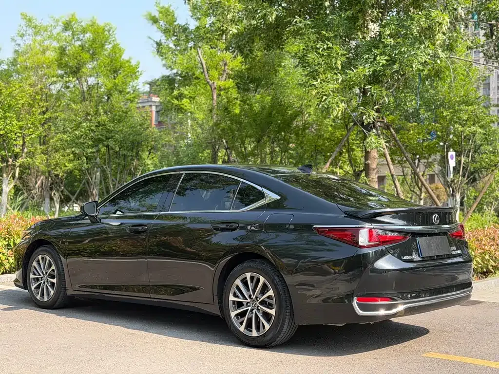 Lexus ES — фото 10