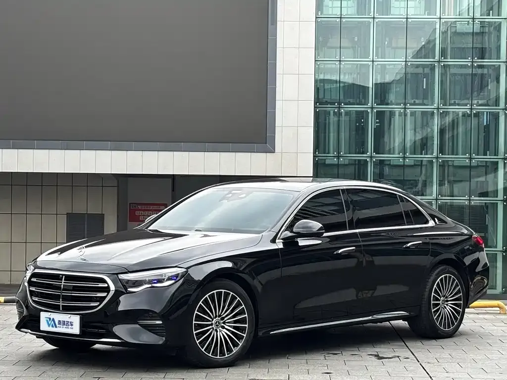 Mercedes-Benz E-Class — фото 1