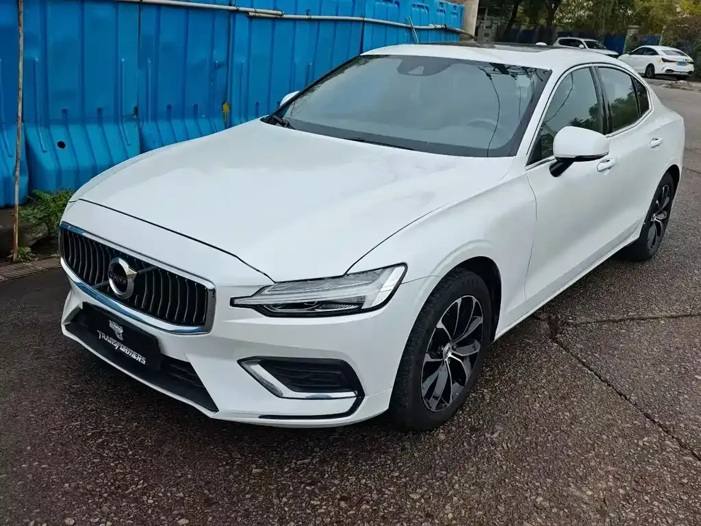 Volvo S60 — фото 1