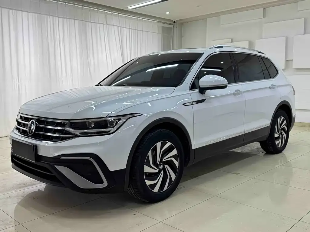 Volkswagen Tiguan L — фото 1