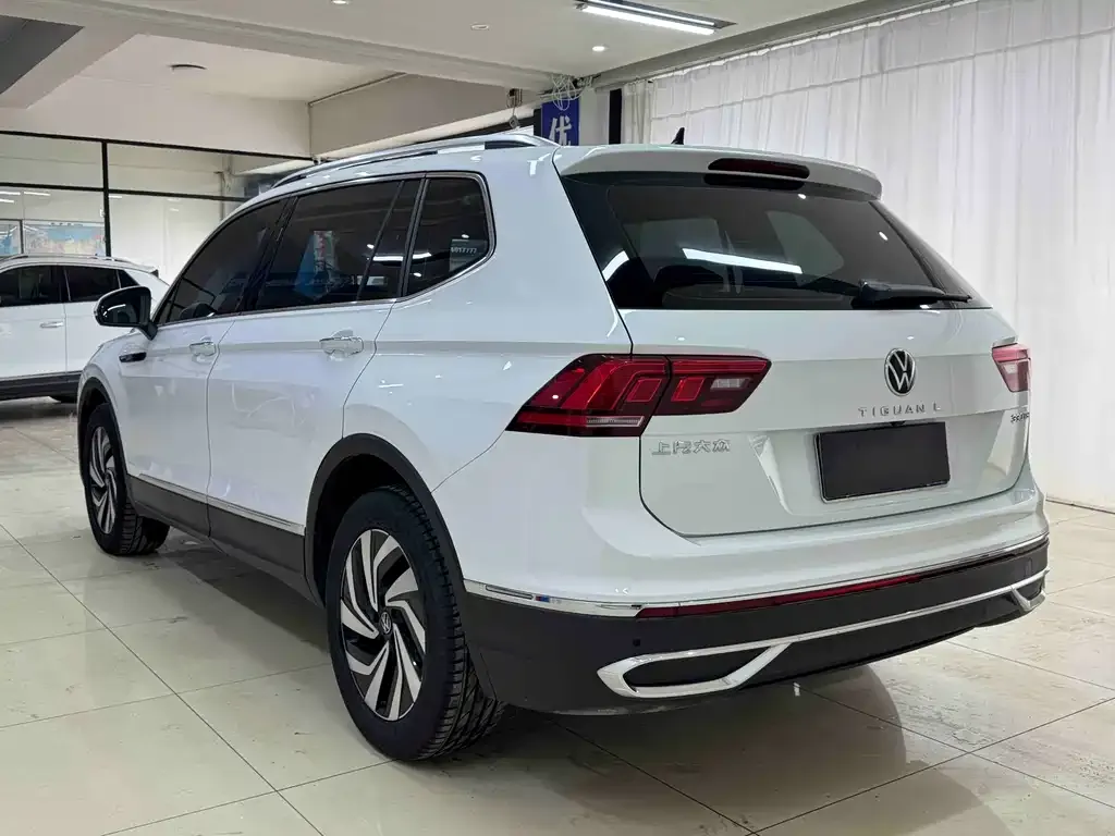 Volkswagen Tiguan L — фото 2