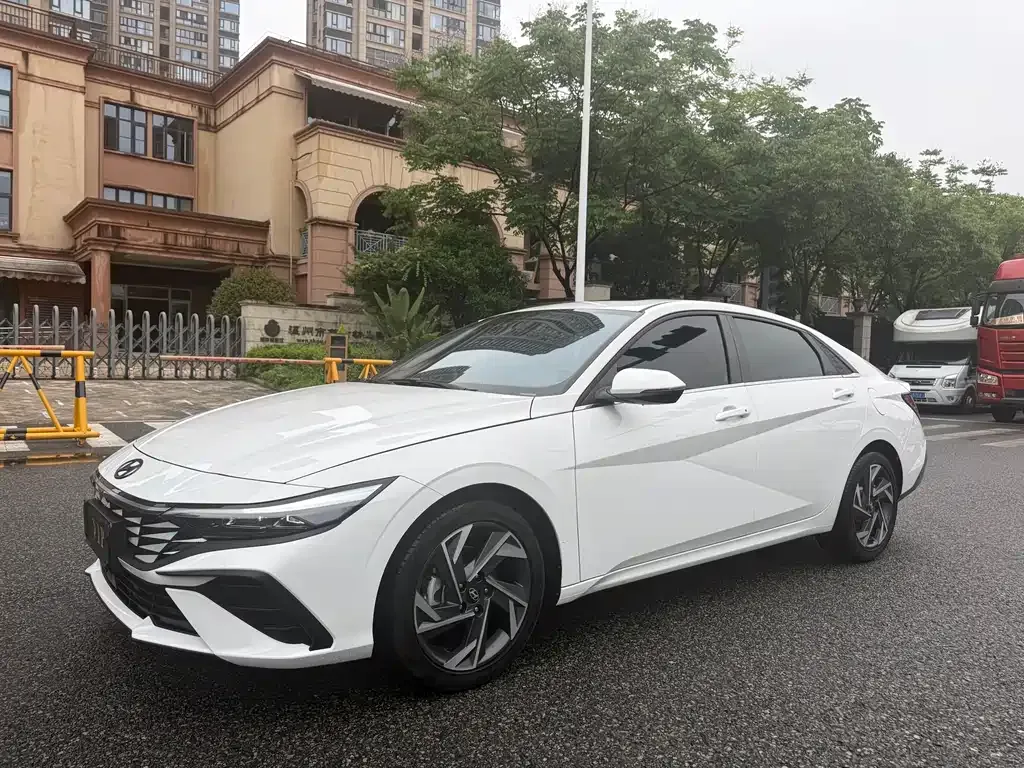 Hyundai Elantra — фото 1