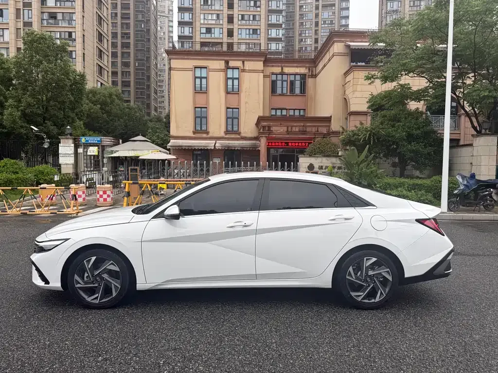 Hyundai Elantra — фото 7