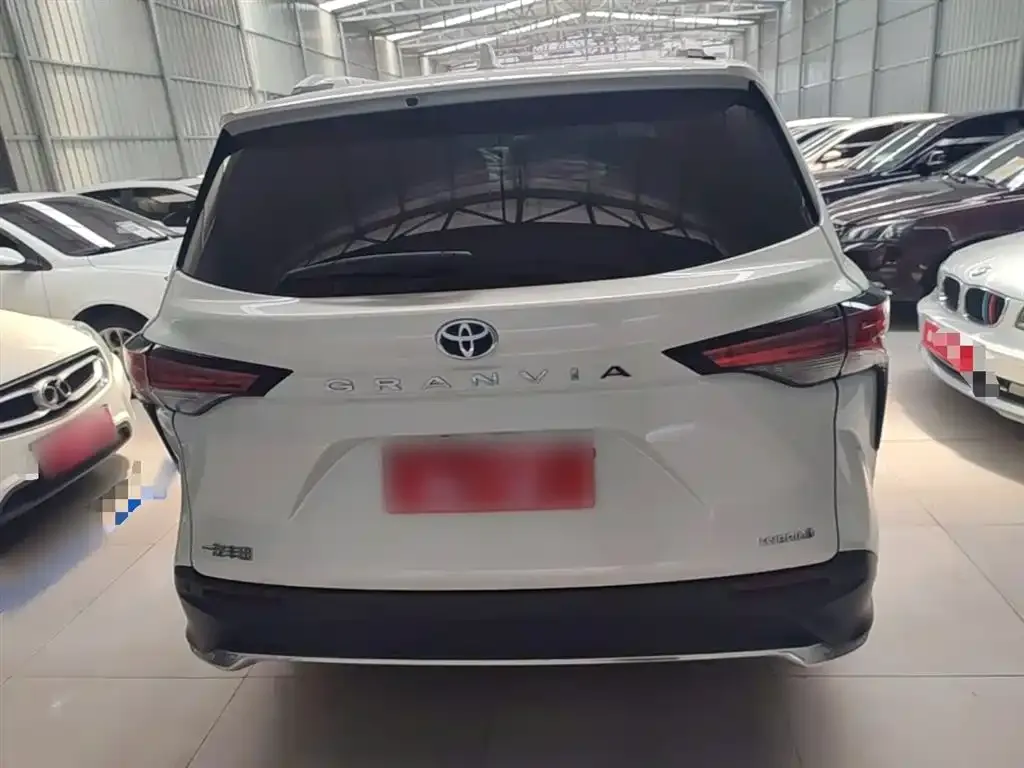 Toyota Granvia — фото 10