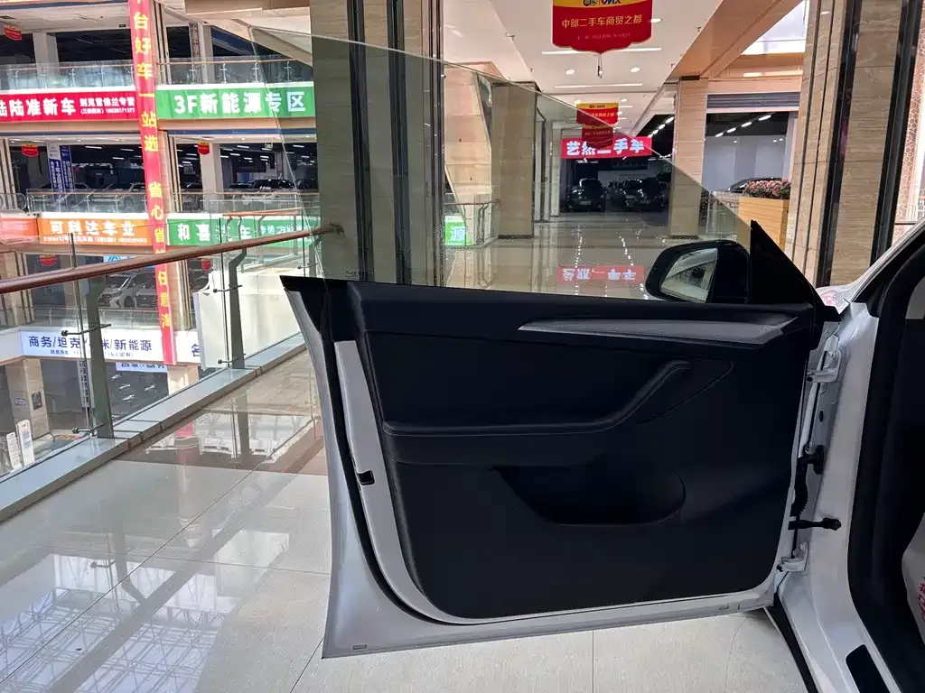 Tesla Model Y — фото 9