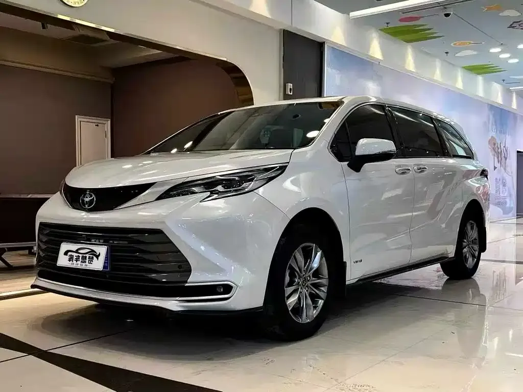 Toyota Sienna — фото 1