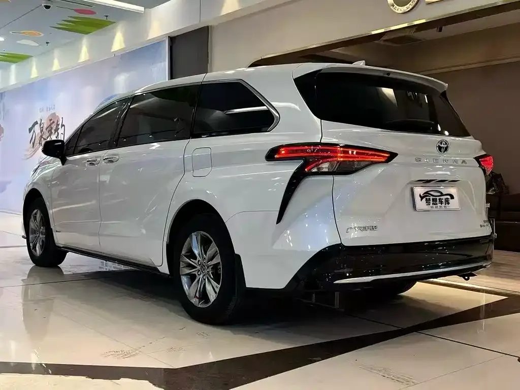 Toyota Sienna — фото 5