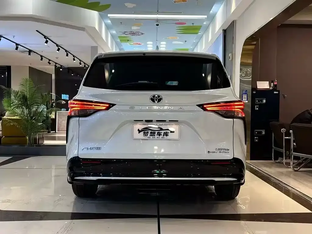 Toyota Sienna — фото 3