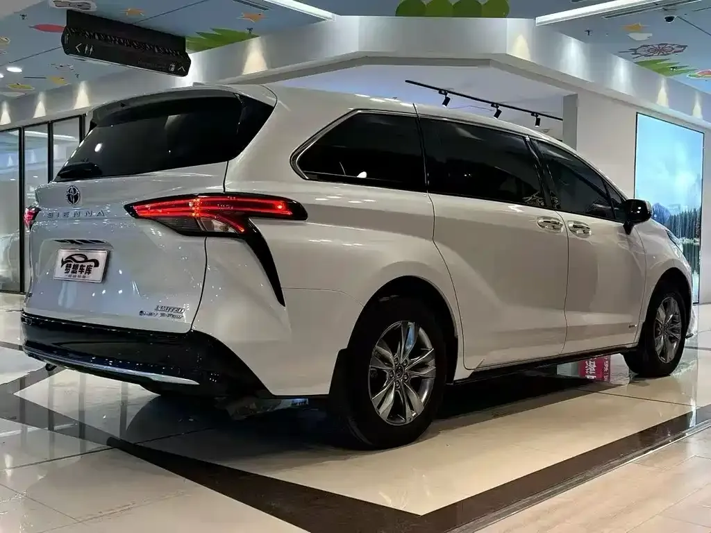 Toyota Sienna — фото 4