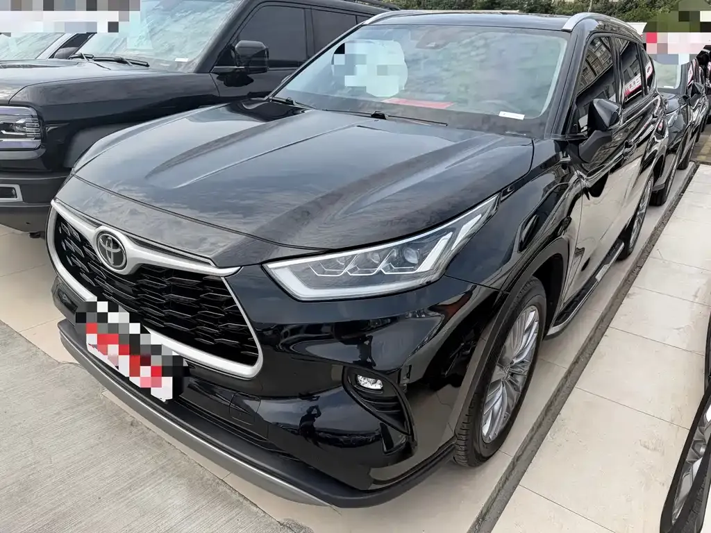 Toyota Highlander — фото 1