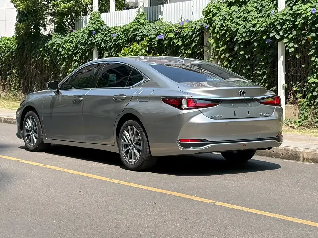 Lexus ES — фото 9
