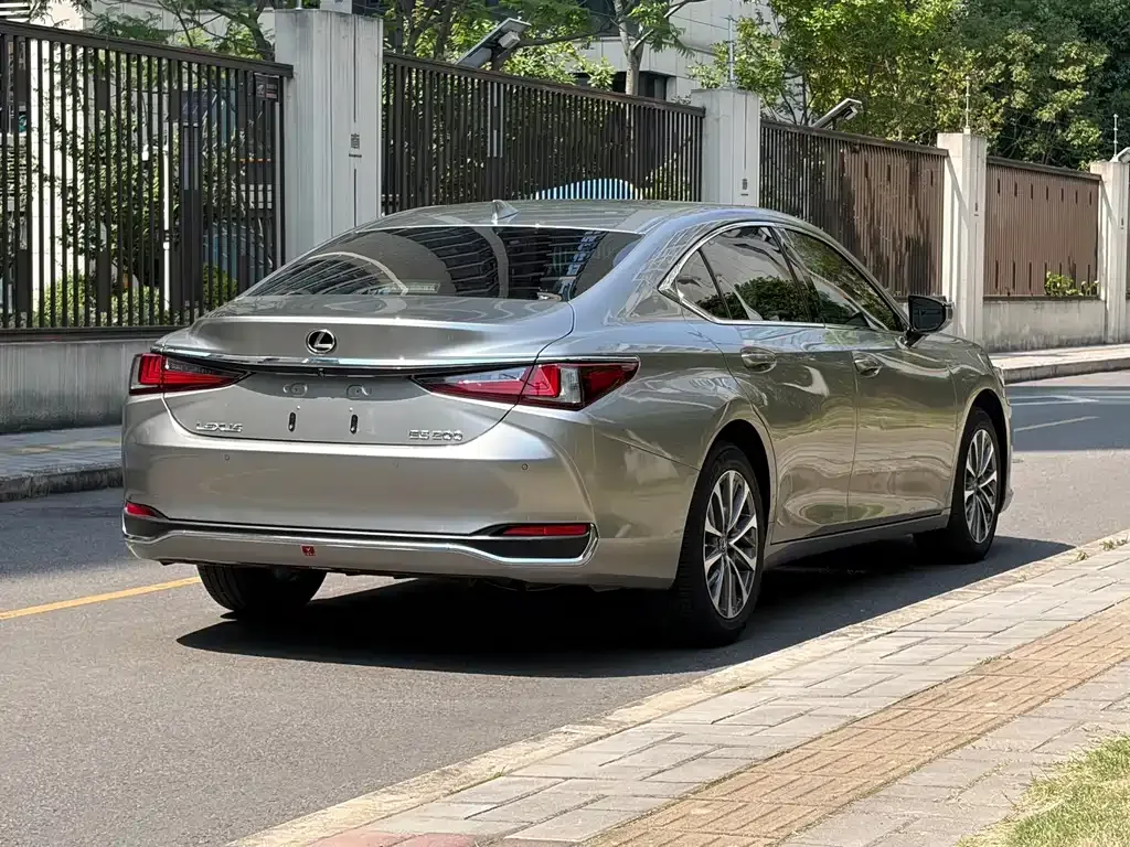 Lexus ES — фото 8